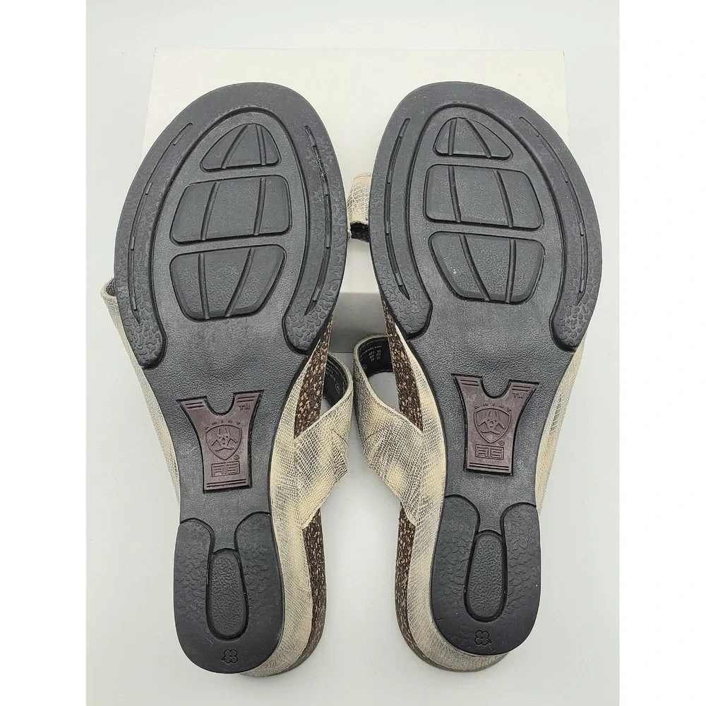Ariat Women's Wedge Sandals Size 9B Gray Cream Embossed Reptile Print Slip On - Picture 10 of 11